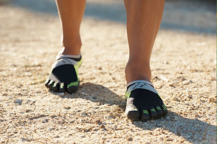 Guia barefoot zapotos 5 dedos caminando playa